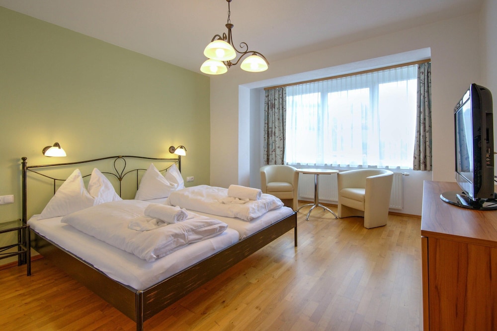 Tranquil Mountain Stay, Central & Sunny