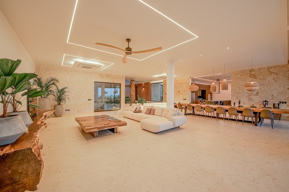 7-br Luxury Beachfront Paradise With Ocean Views