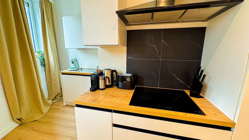1BR Apt With Living Room Near CityArea
