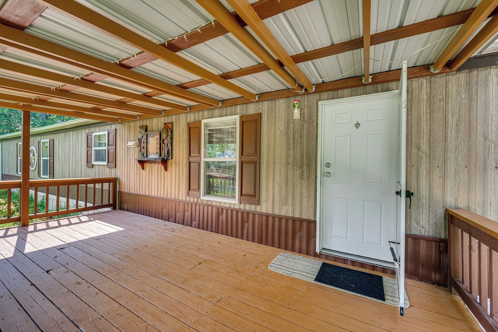3 Mi to Badin Lake: Quiet New London Retreat