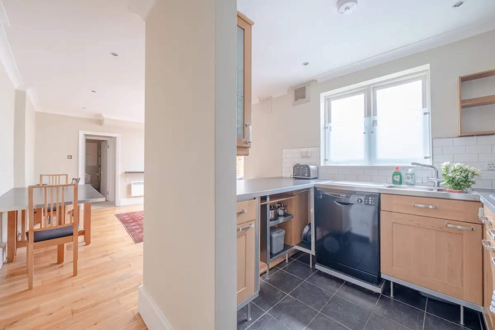 Lovely 1 Bedroom With Patio - 10 Mins From Hyde Park