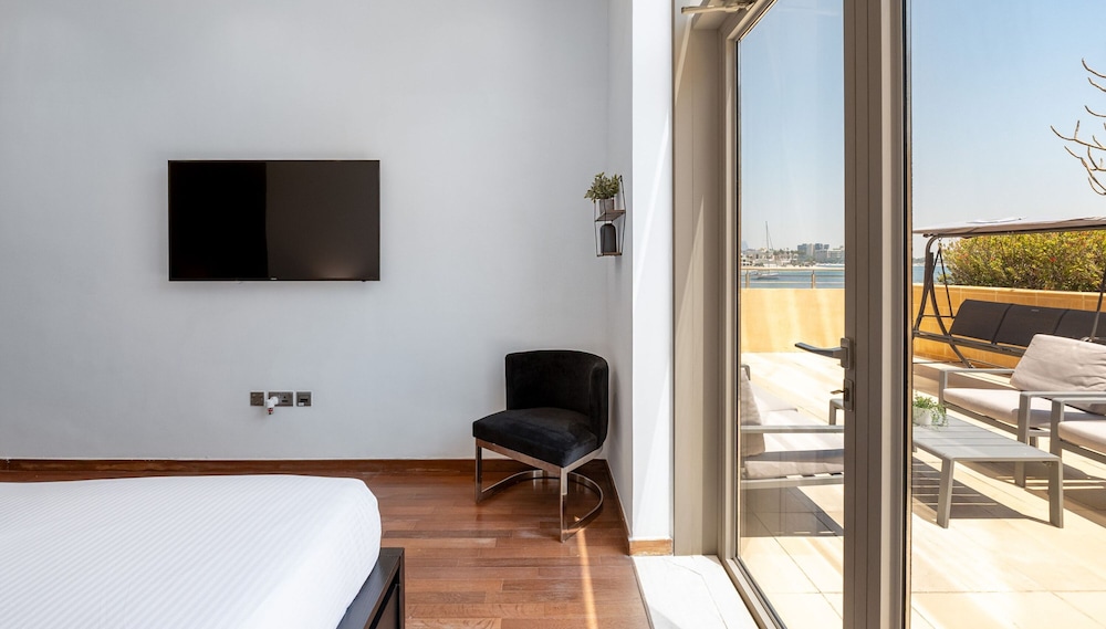 Exquisite 2BR w Exclusive Beach Access at the Palm