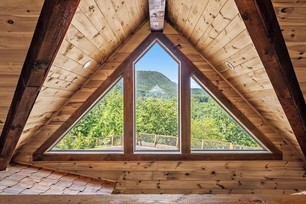 Amazing View Cabin w Gameroom Hot Tub Fire Pit