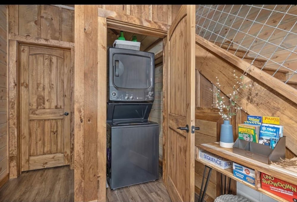 Lux Cabin Smoky Mtn View Dog Friendly Hot Tub