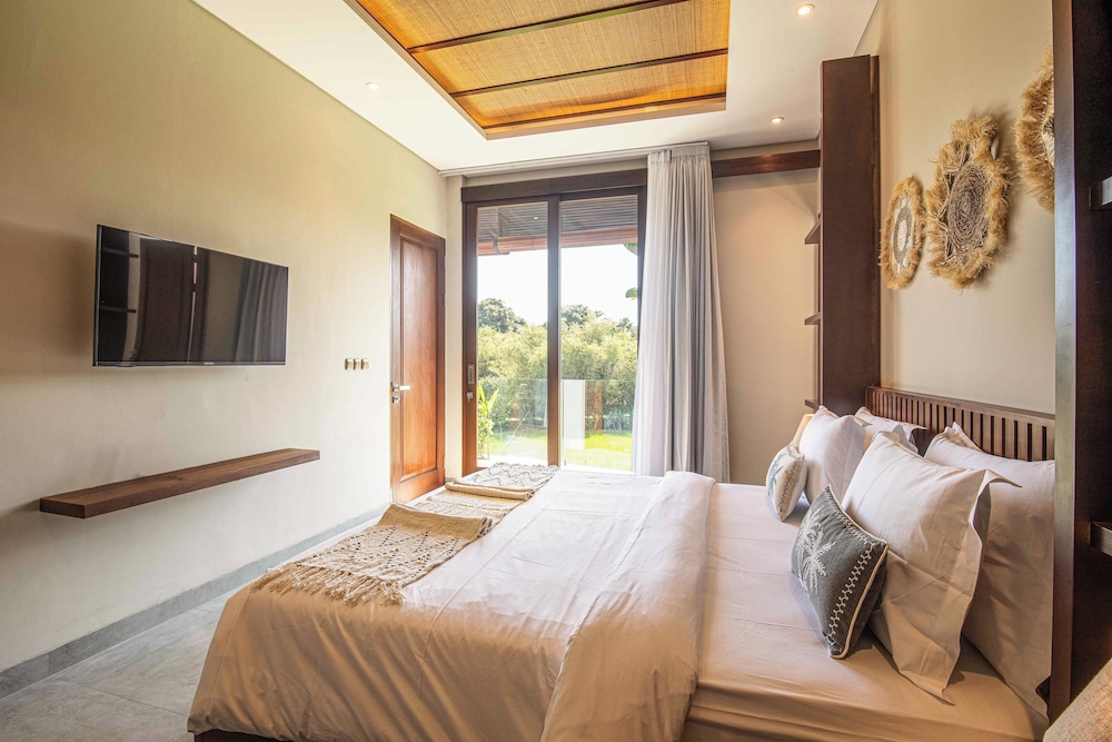 Luxury 5-bedroom Canggu Beach Villa With Scenic Ri