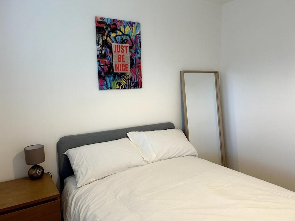 Essex 2 Bed Flat Near Station With Free Parking view 3