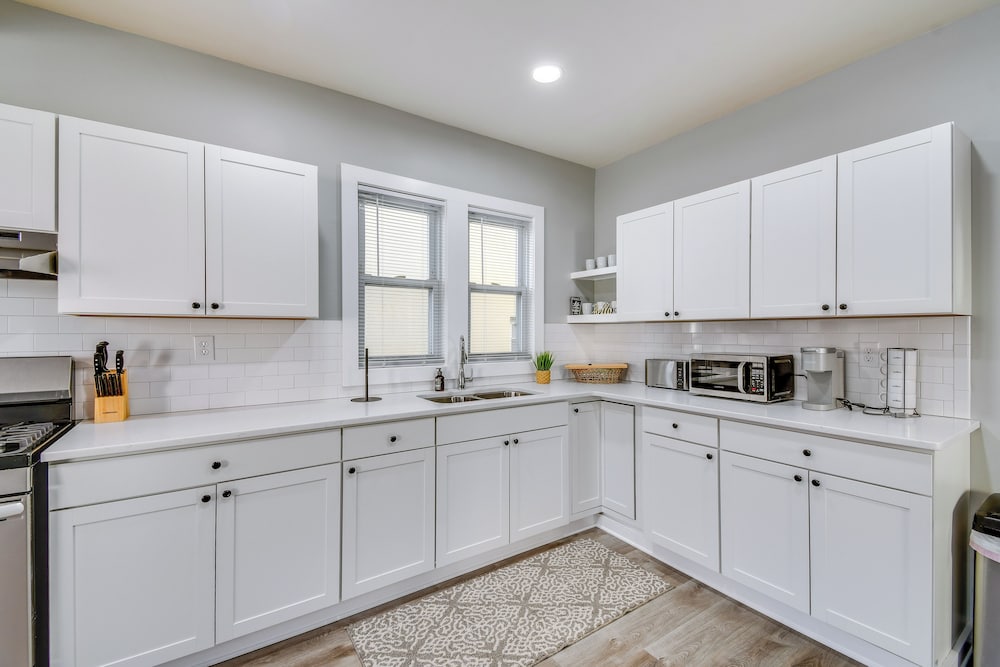 2 Mi to Dtwn: Syracuse Gem w/ Screened Porch