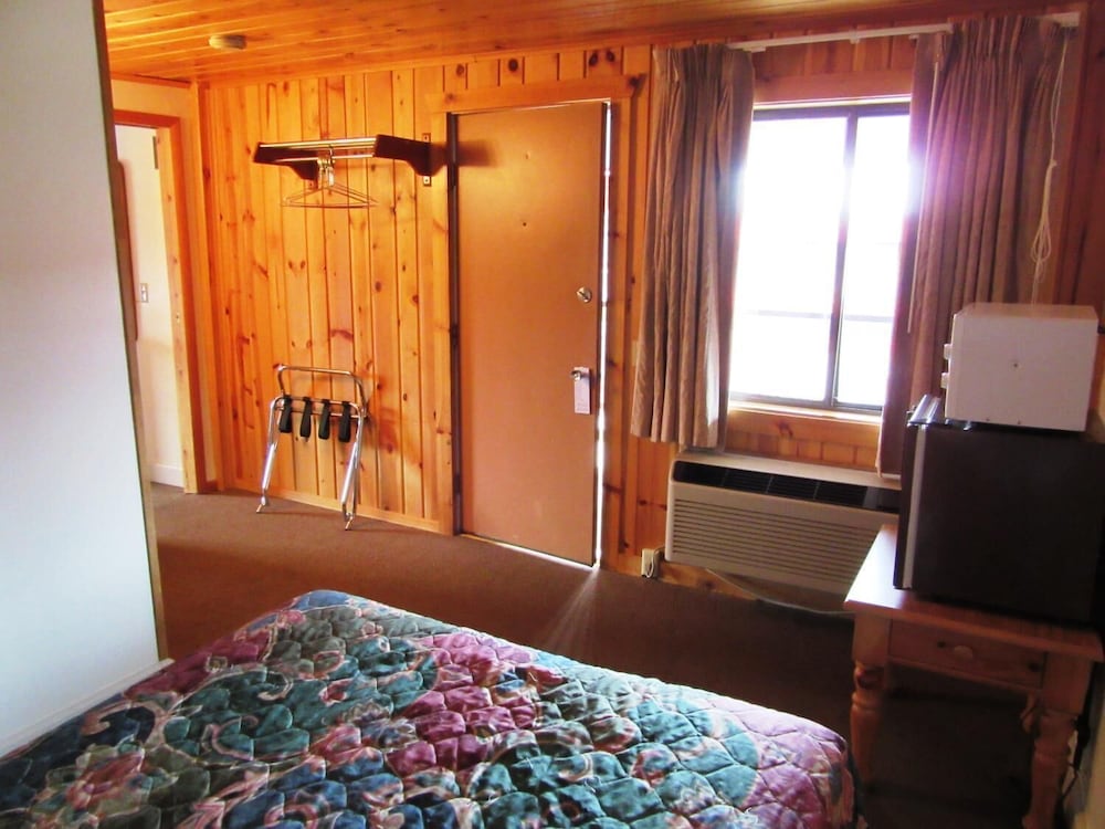 Traveler's Lodge view 2