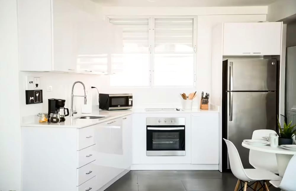 Centrally Located Sunny Apartment Walk to Beaches