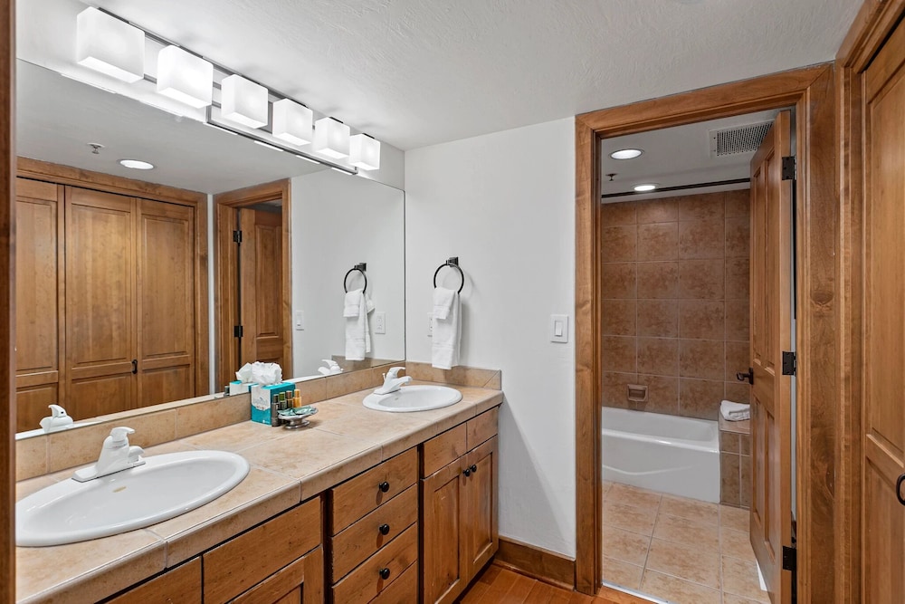Sterling Lodge at Deer Valley Resort - Three Bedroom Condo with Hot Tub #111 3 Condo