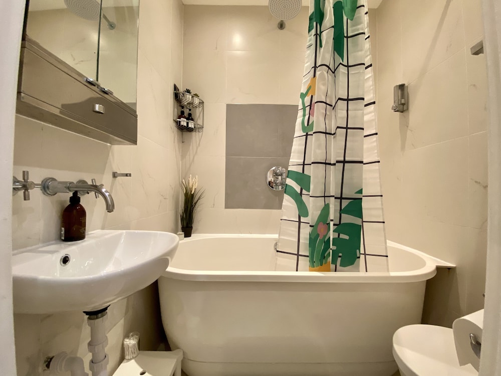London Oasis - 2 Bedroom Apartment