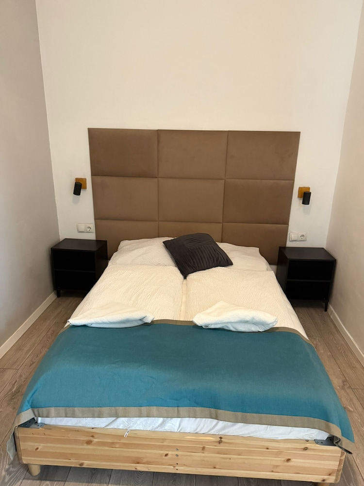 Simple 2BR Near Westbahnhof Station