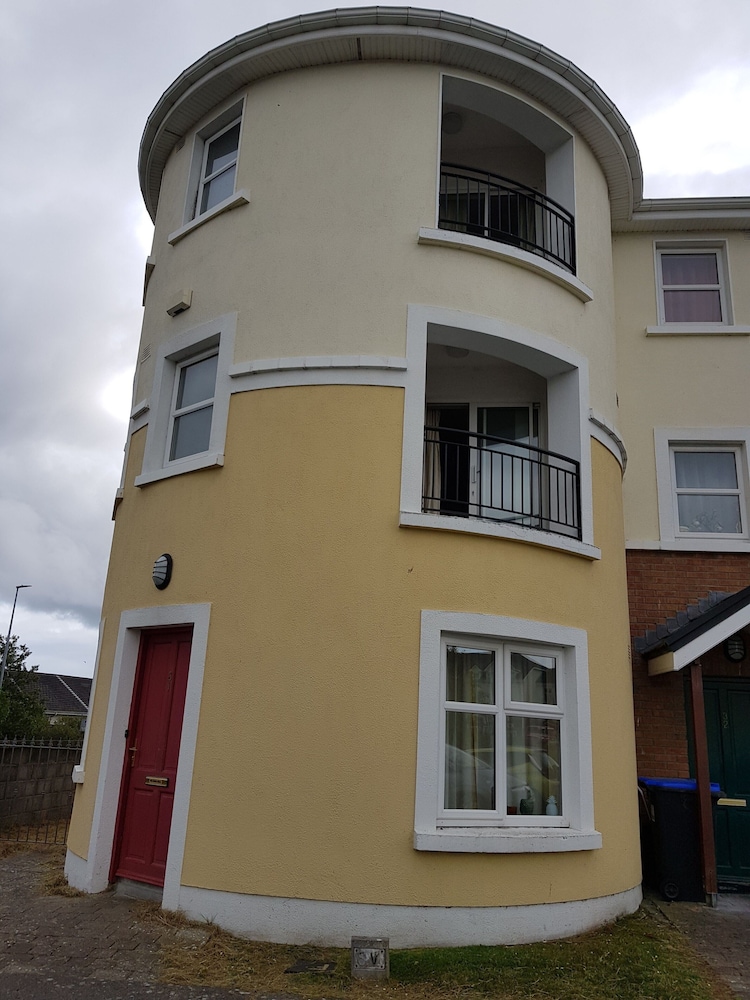 Stunning 6 Bed House With Private Garden in Galway