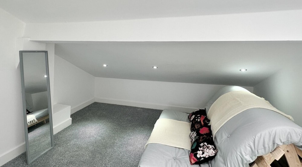 Stunning Design 3 Bedroom House Street Parking view 4