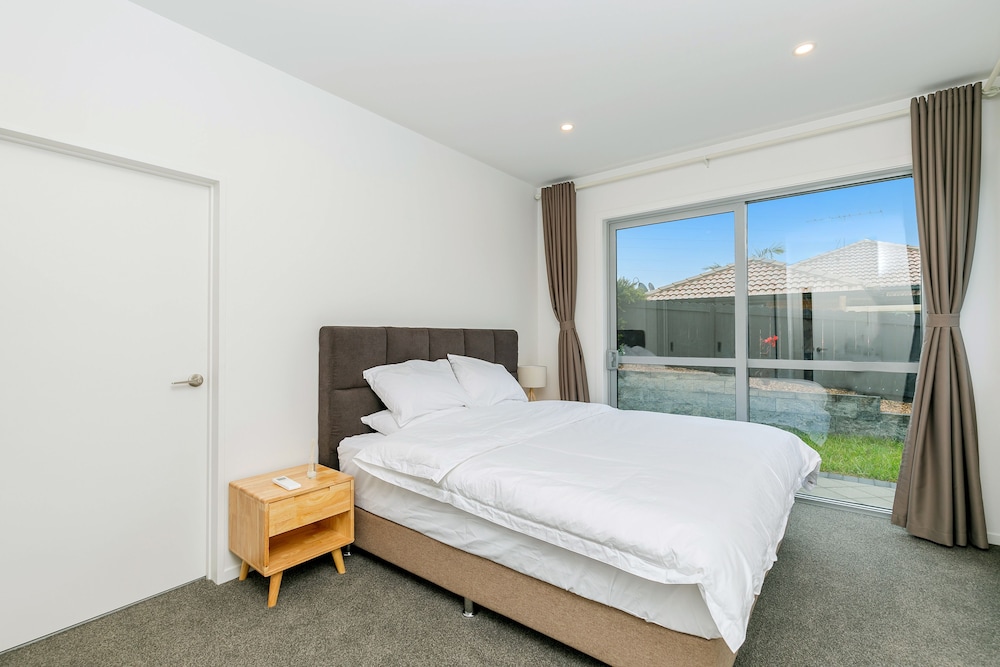 Hero Holiday House