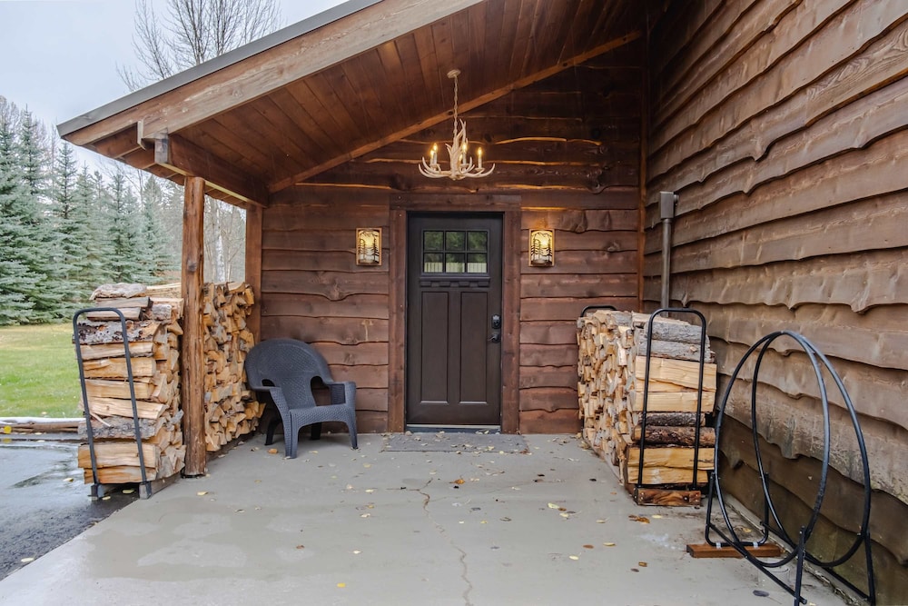 Flathead River Retreat For 15!