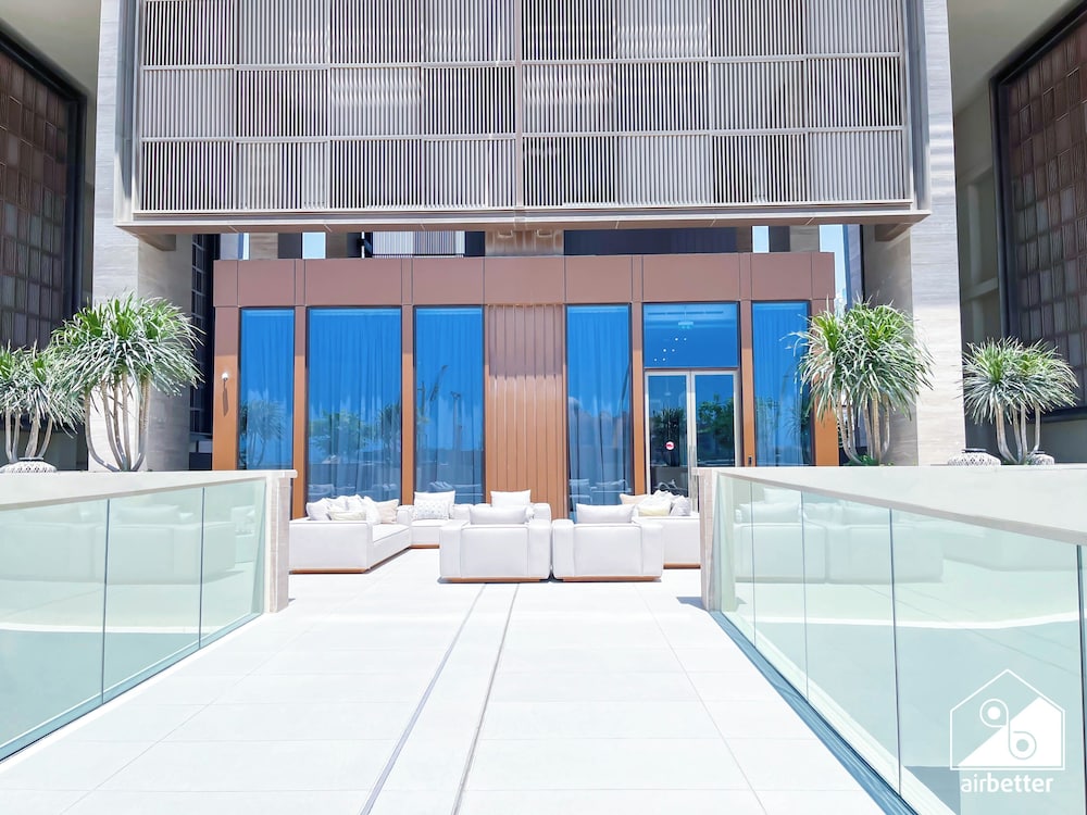 Luxury Beachfront 1BR on Palm Jumeirah & Balcony