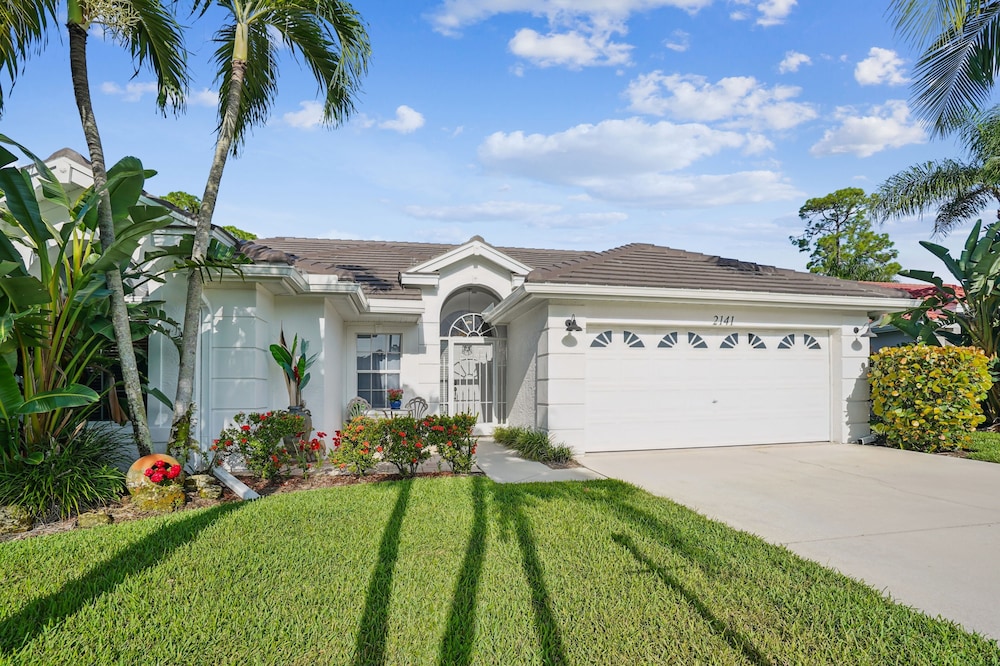 Relaxed Tropical Retreat 5 Miles To Beach 3 Bedroom Home