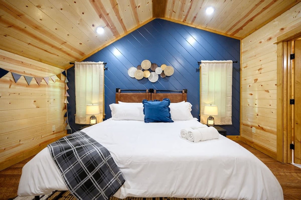 Massive Hochatown Lodge w spa Basketball More