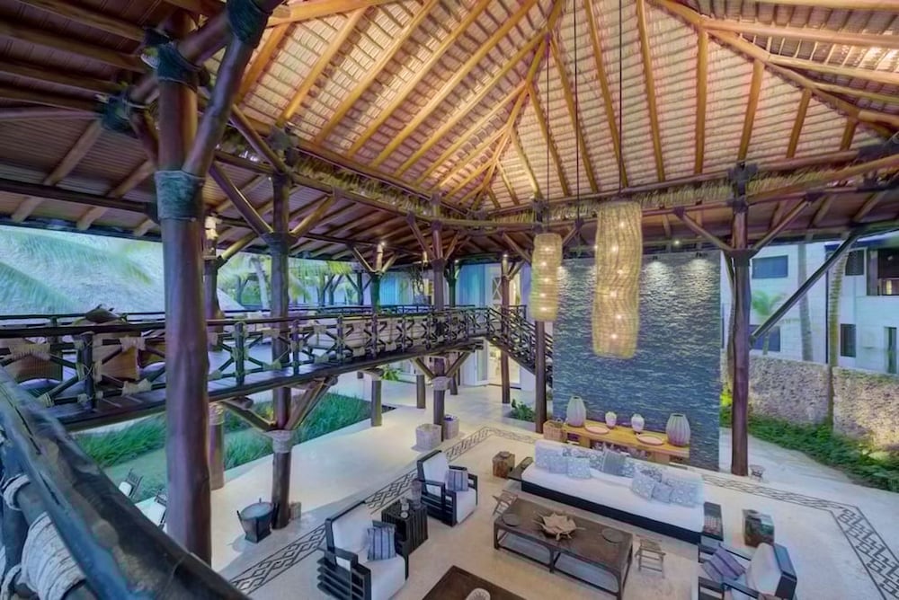 6 BR Beachfront Lush Oasis