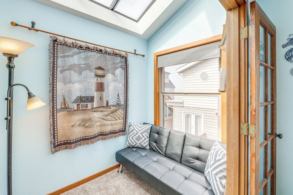 Walk to Beach: Dog-friendly Home in Lincoln City