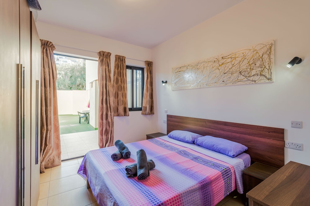 Getawaysmalta - Blue Harbour 2 Seafront 3-bedroom Apt With Large Back Terrace photo 4