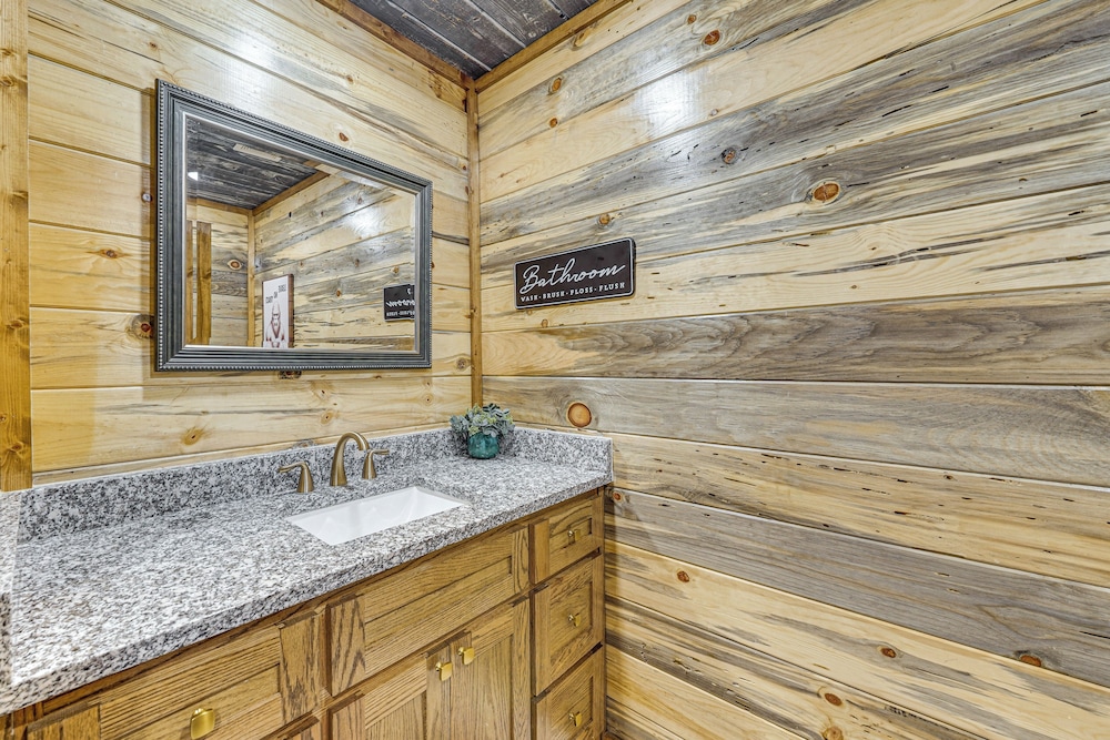 Hike, Fish & Unwind: Cabin w/ Yard in Broken Bow!
