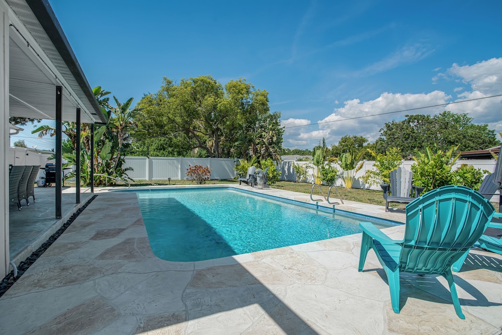 Luxury Pool Retreat near Siesta Key