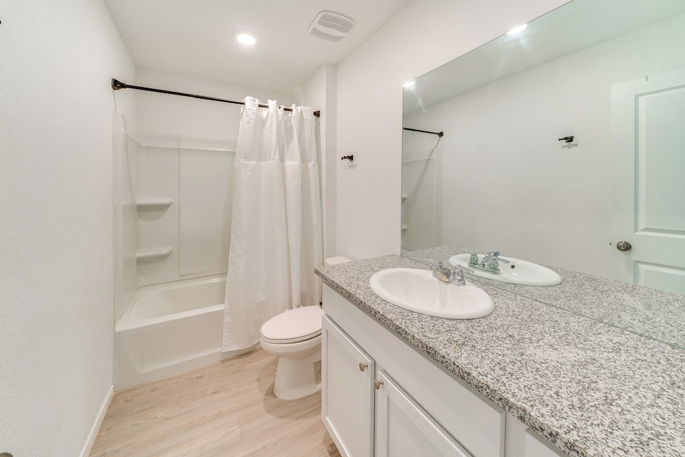 7 Mi to Alamo Ranch Mall: Home w/ Large Yard!