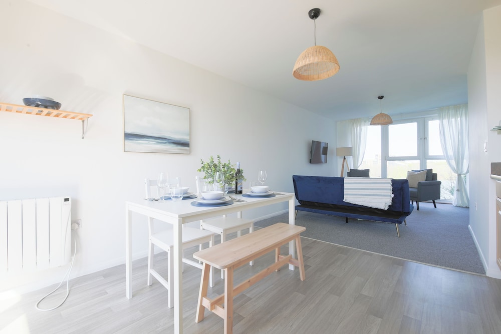 2 Bed Apartment Overlooking Water