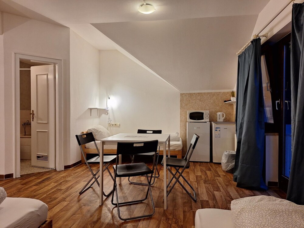 2-Rent Group Hostel Rooms AUB162