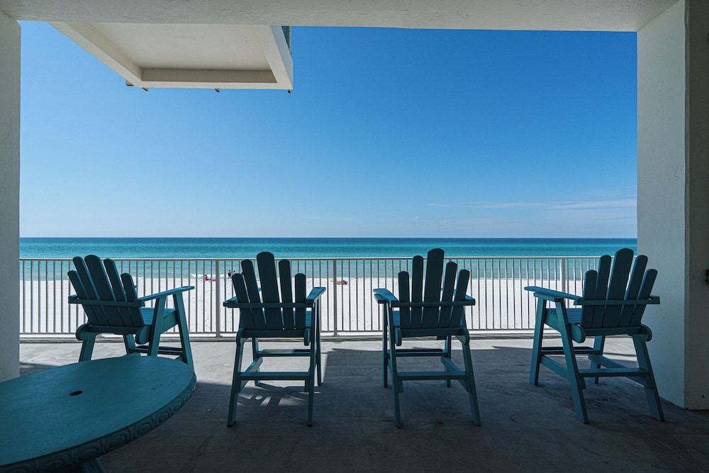 Coral Cove Beachfront Condo for 3 w/ Onsite Pool