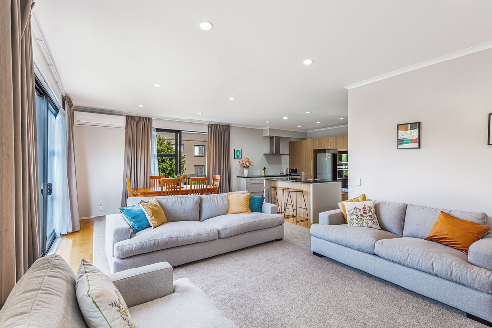 Comfy 4BR Home w/ Mt. Wellington View Zodiak Stays