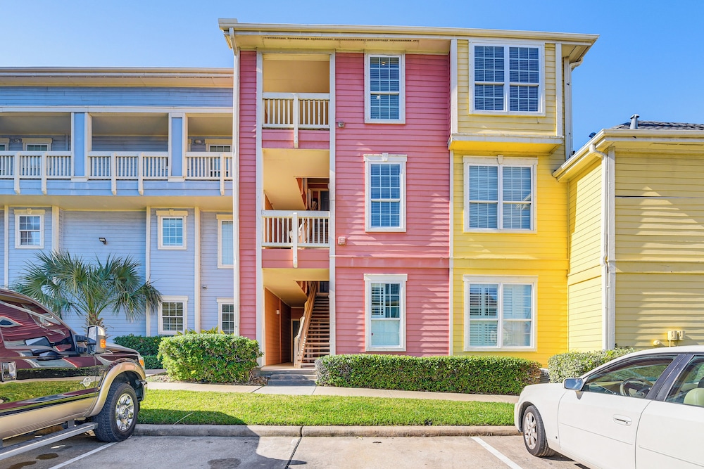 Steps to Beach: Ocean-view Galveston Condo!