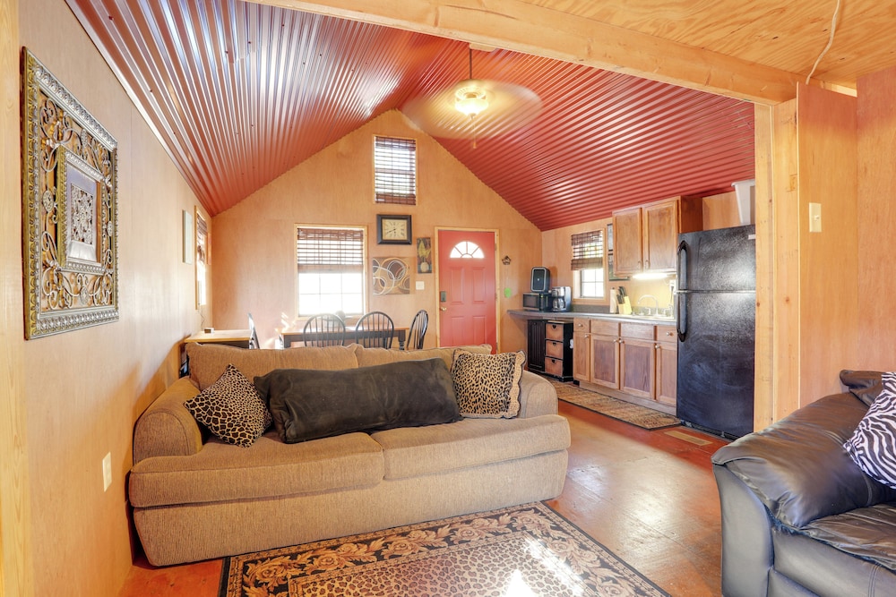 3 Mi to Greers Ferry Lake: Peaceful Cabin w/ Deck!