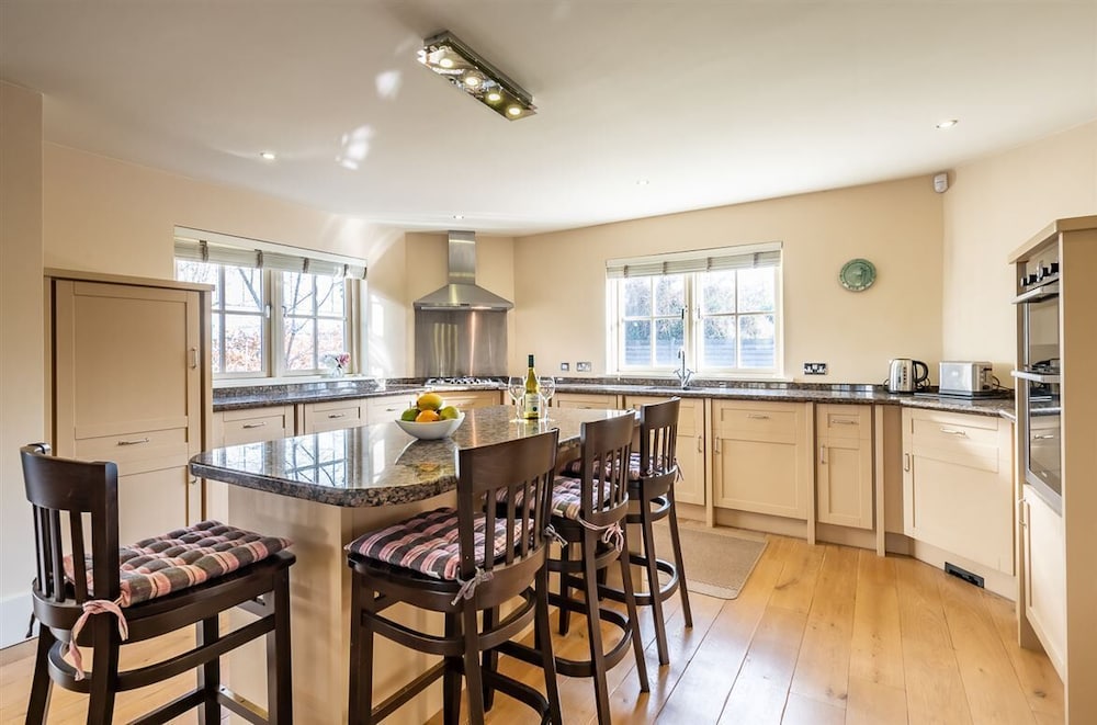 Spacious Home to Sleep 6 Just a Short Stroll From Kenmare view 4
