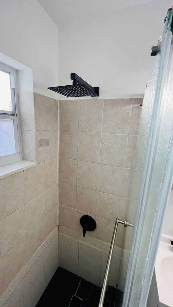Upper East Side Renovated Studio Free Parking