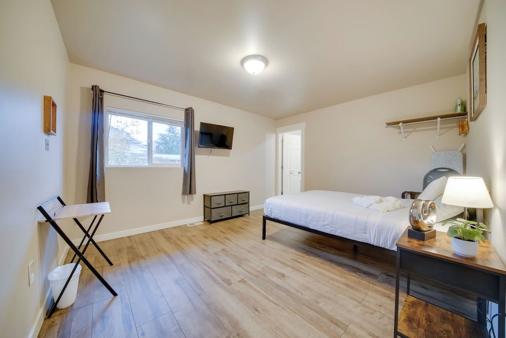 2 Mi to Lumen Field! 2nd-floor Apartment w/ Deck