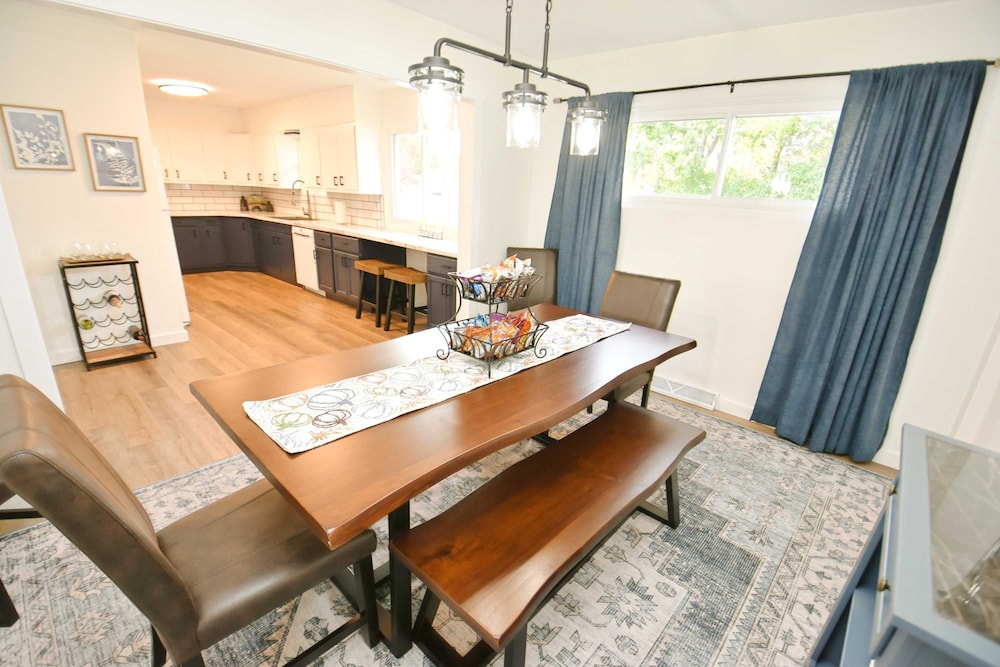 Modern 5 Bedroom Home Sleeps up to 12 15 min Walk to ND 2329