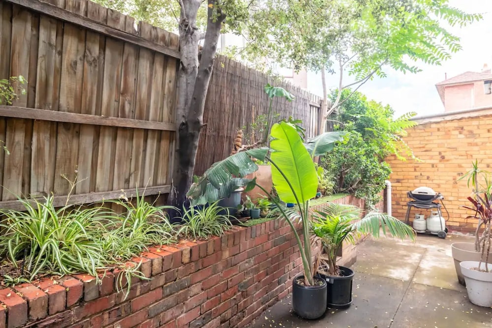 Sunny 1 Bedroom Flat in Quiet St Kilda With Parking