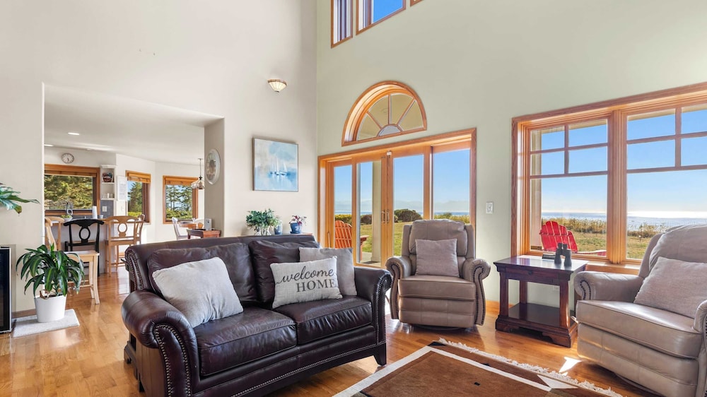 Seacliff Haven Waterfront Luxury, Stunning Views, Hot Tub & Game Room
