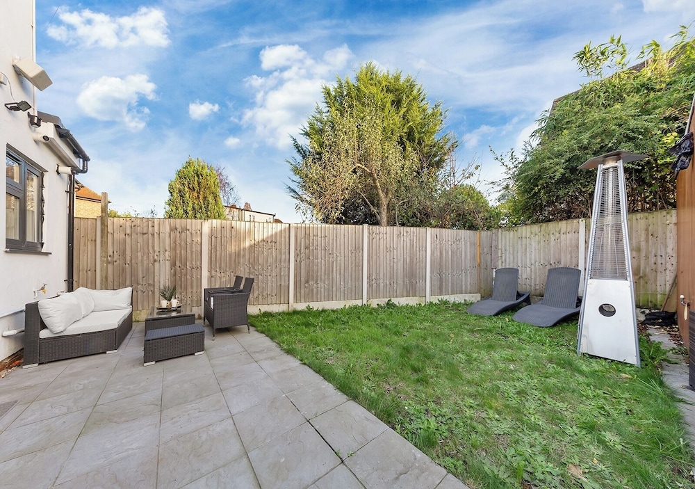 Spacious 4BR Home in Brentford, Free Parking