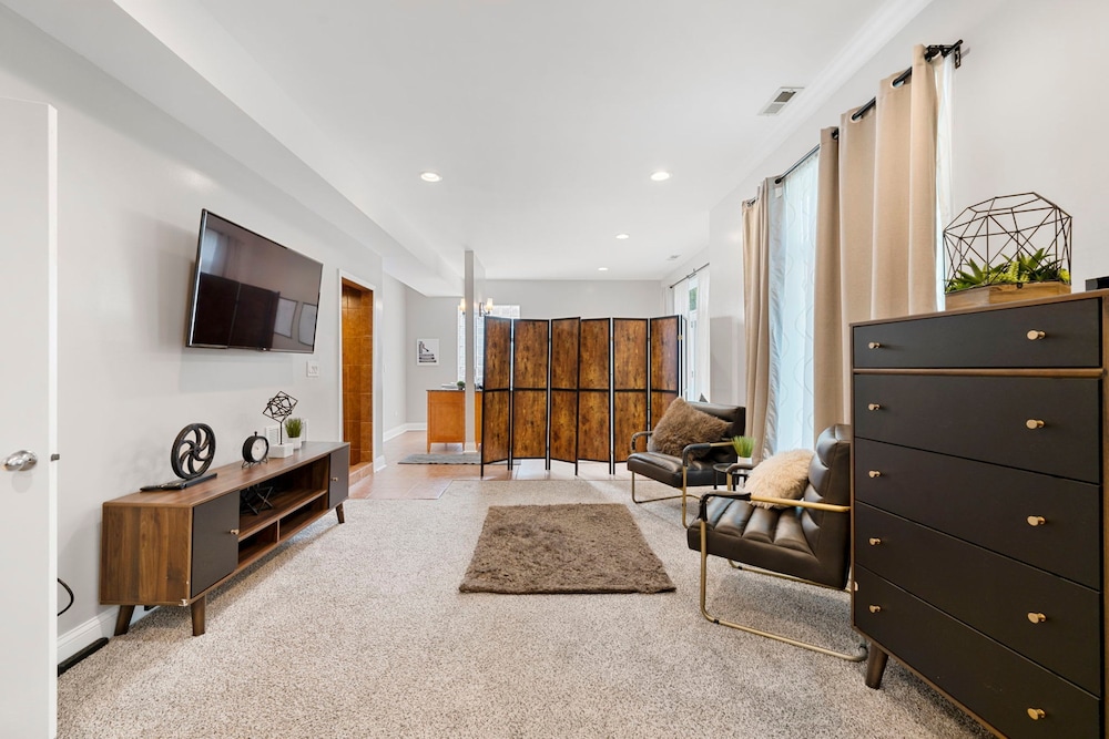 Spacious Luxury Retreat 8 Bed Oasis With 6 Baths