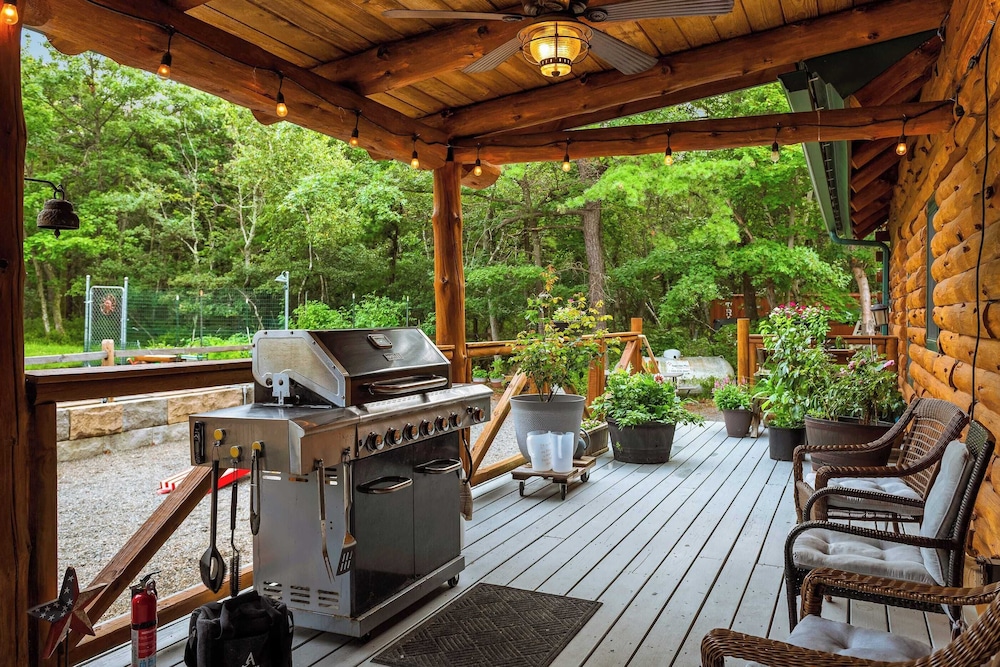 Bigwood Cabin Retreat Hot Tub, Game Room, Firepit Lounge & Private Yard