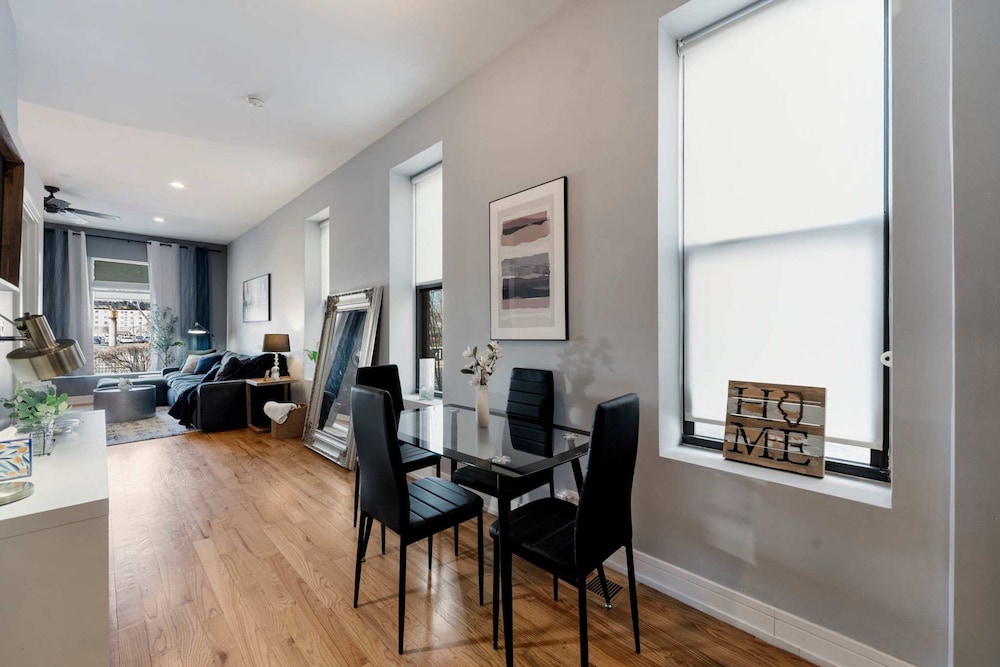 Cozy 2 Bed Home by West Loop With Parking Laundry