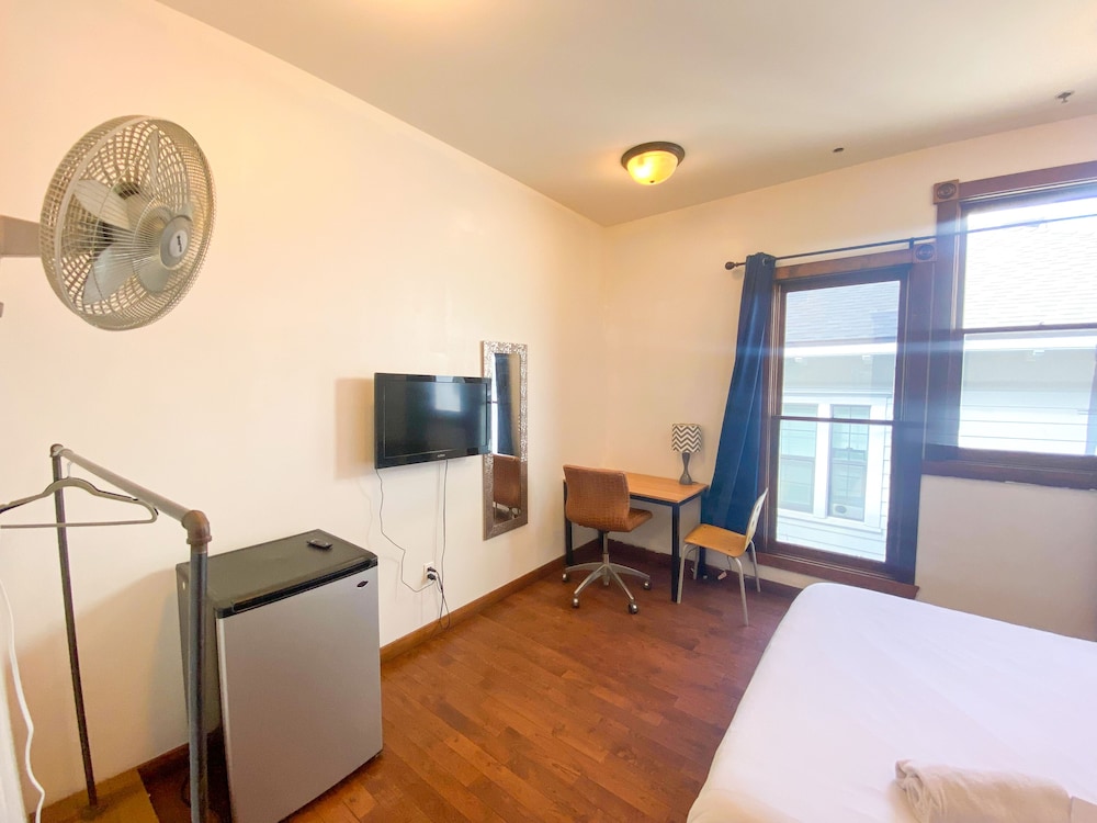 International Travelers House Hostel \- Downtown San Diego Little Italy.