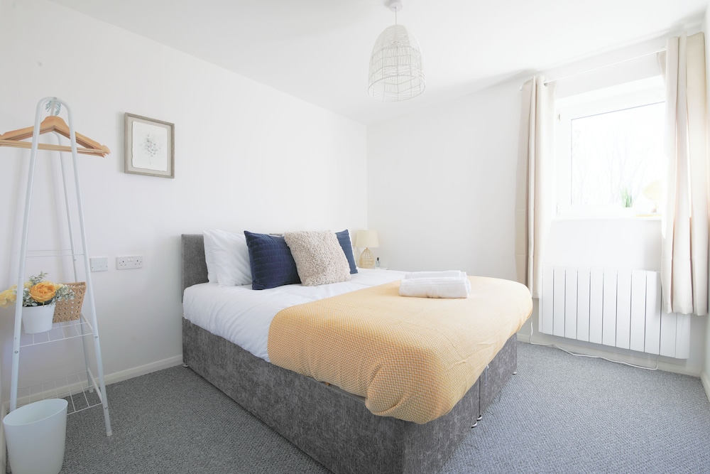 2 Bed Apartment Overlooking Water