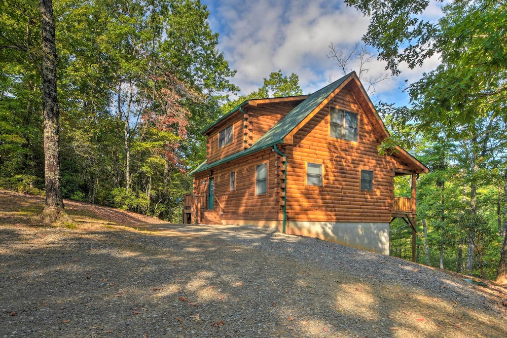 Secluded Cabin w/ Deck 13 Miles to Downtown Murphy view 4