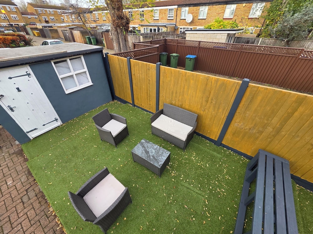 Charming 2 Bedroom Luxurious Home in Thamesmead South East London