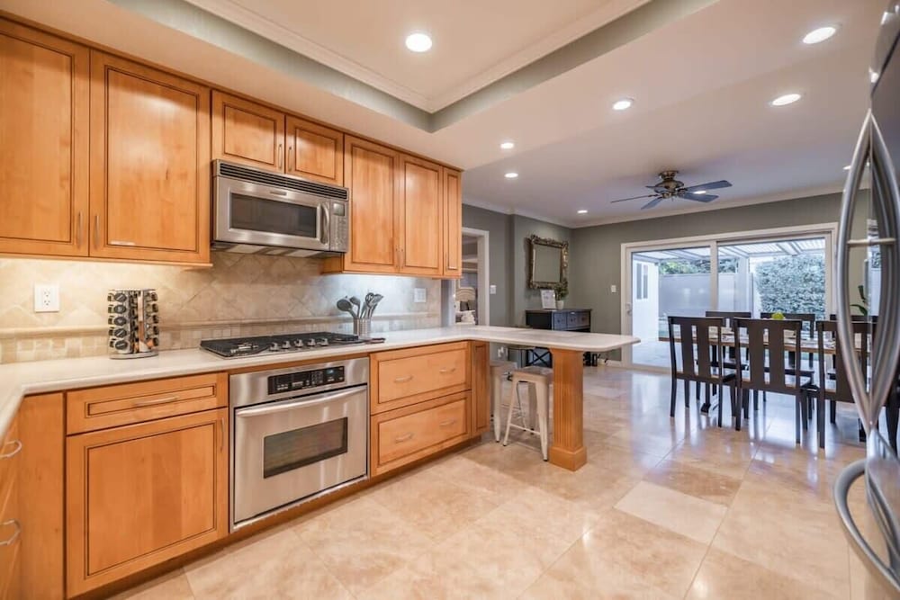 Marbella Lane - Charming 4BR Bungalo for Relaxing Retreat